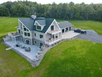 Secluded lodge, with multiple hiking trails and breathtaking views! - 4-Star