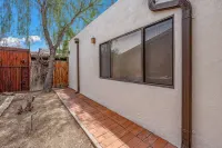 Cozy Casita with Private Courtyard - 1.3 Miles to Uofa / 3.5 Miles to Downtown - Apartments
