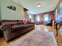 The Guides House • Cozy Main St Stay with Porch Views