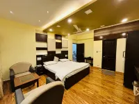 Royal Palms Luxury Service Apartment - Pet friendly