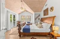 Charming Beach Cottage, 100 Steps to the Beach. Pet friendly. King Bed. - WiFi