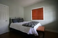 Renovated Farmhouse 4 Blocks From Downtown Square - 방갈로