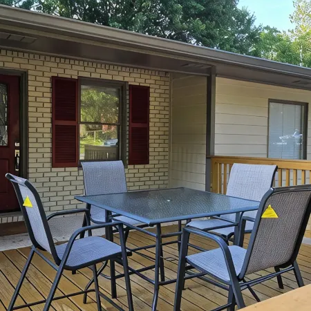 Quiet 3-bedroom bungalonear enchanting the historic Marietta Square