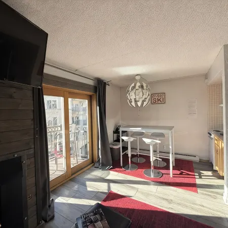 3 Min. Walk to Slopes!Mountain View! Steps to Ski Lift/Gondola, Shops & Dining!