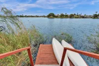 Charming 3-bedroom lake house with hot tub and kayaks located near Dania Beach