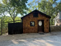 Happy Hideaway in our charming cabin in historic Eureka Springs with jacuzzi tub - Hytter