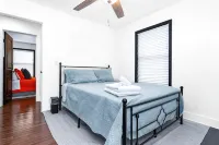 Family sized cozy Atlanta retreat with firepit 5 bedrooms 2 bathrooms