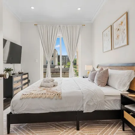 NEW! 3BR/2.5 Bath/15min-NYC /5min-PATH Train, Yard, Gameroom, Parking- SLEEPS 12