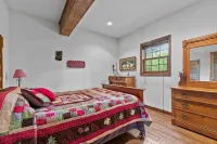 Relaxing property on a quiet road! Leave the hustle and bustle behind!
