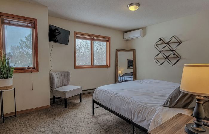 Breezy Hills - Unit 2; Lake Bemidji, King Bed, Kayaks, PB Trail Private Access