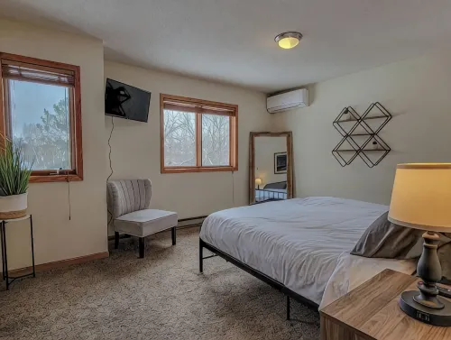 Breezy Hills - Unit 2; Lake Bemidji, King Bed, Kayaks, PB Trail Private Access