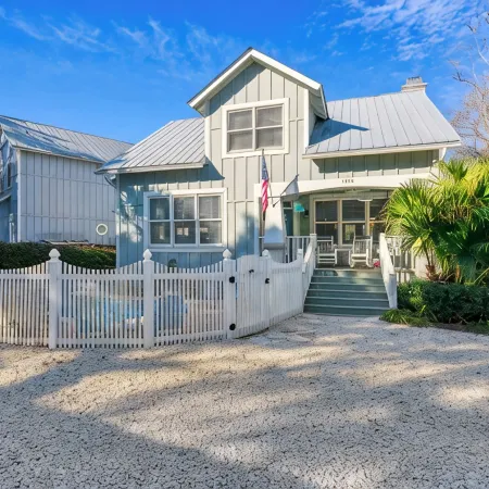 St Simons Coolest Dog Friendly Beach Bungalow with Private Heated Pool/Hot Tub!