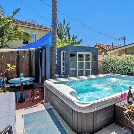 CozyVibeStay . King Bed. Parking. Walk to Beach