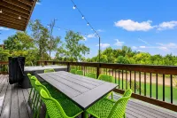 Lakefront home with retro accents, private pool, and private dock. - Alppimaja