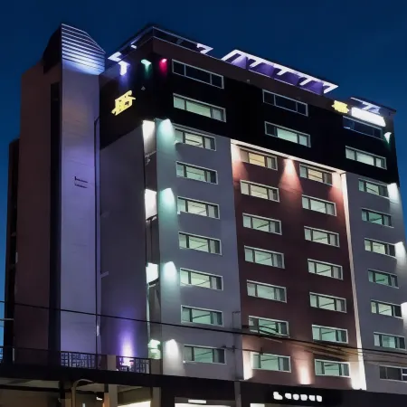 HS Tourist Hotel Отели рядом с достопримечательностью «Памятник генералу Ли Сун Сину»