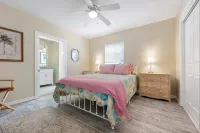 Perfect Anna Maria. Dock on Canal. 3 Blocks to Sugar Sand Beach. Heated Pool. - 私人泳池