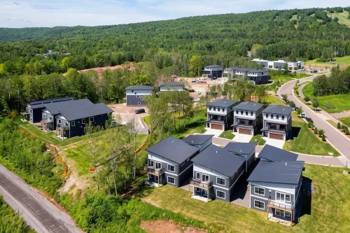 Stunning Sunrise Home | Waterfront |  Sauna | Views | Dogs | Trail Access - บังกะโล