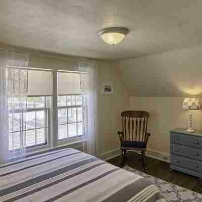 Short walk to Downtown and beaches. Winter skiing a short 30-minute drive away. Rooms