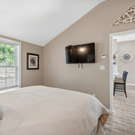 Cozy cottage w/hot tub, game room & backyard. Close to West Point and Bethel.