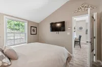 Cozy cottage w/hot tub, game room & backyard. Close to West Point and Bethel. - 4-Star