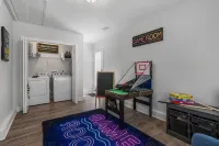 Entire Modern Home in Prime Dining & Shopping Area - Alojamientos