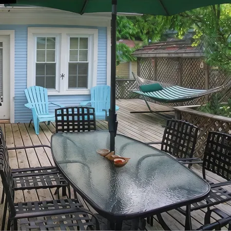 2 blocks to the beach and pet friendly.. Memories are Made Here