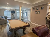 Spacious 3 bed 2 bath. Quiet neighborhood, walk to beach, pool table. - 2 stjerner