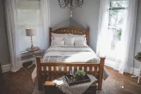 Close to everything! DISCOUNTS for Long Stays- Fully Remodeled - Homestays