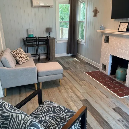 Pet Friendly Getaway 3 Blocks to Old City-Unit B
