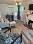 Pet Friendly Getaway 3 Blocks to Old City-Unit B - Bungalows