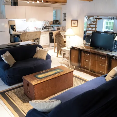 New to VRBO! 2/1 Mid Island Apartment, Sleeps 5