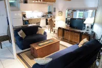 New to VRBO! 2/1 Mid Island Apartment, Sleeps 5 - Bintang 3