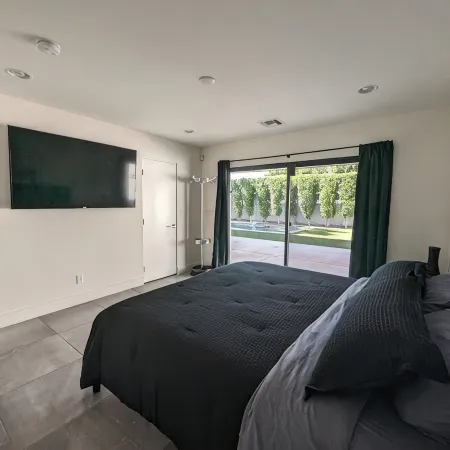 Large Modern 4 Bed in Arcadia w/ Pool & HT - 10min from old town Scottsdale