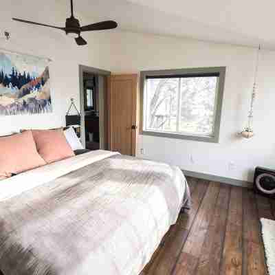 Modern Midtown Home w/ Luxury Finishes & Hot Tub! Rooms