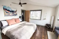 Modern Midtown Home w/ Luxury Finishes & Hot Tub! - بيت ضيافة