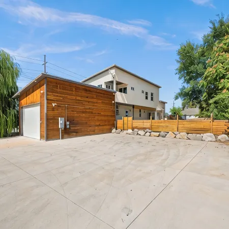 Modern House, Fully Fenced, Private Balcony, Fire Pit, Close to Ski Resorts