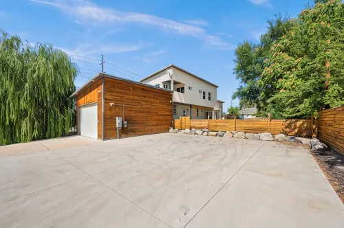 Modern House, Fully Fenced, Private Balcony, Fire Pit, Close to Ski Resorts - Wifi