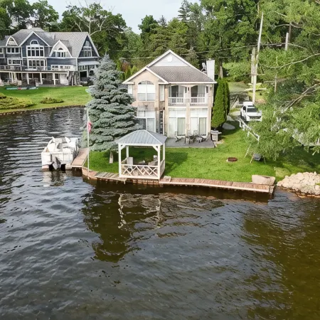 Gorgeous Water Front Retreat On Chain Of Lakes With Private Boat Launch!