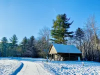 Rustic riverfront cabin- 15 minutes from the Cog Railway and Crawford Notch.