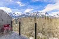 M6- sleeps 15, 5BR + 4.5BA+Hot-tub, AC, garage townhome, Canmore - บังกะโล