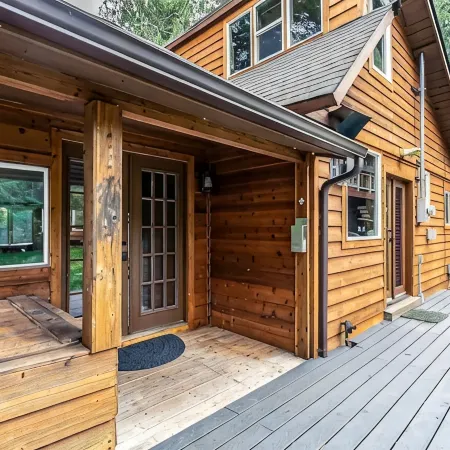 Riverfront Cabin w/Hot Tub : Near Mt. Rainier Sunrise entrance