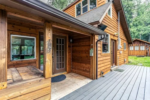 Riverfront Cabin w/Hot Tub : Near Mt. Rainier Sunrise entrance - Alppimaja