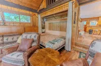 Cozy up River Cabin—Prime Spring Trout Fishing & Easy up Exploring - Alppimaja