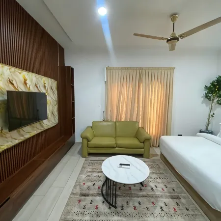 Plus 33 Hotel