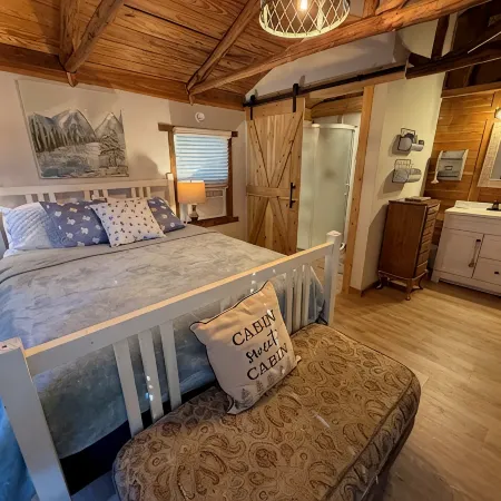 Relaxing 2-bedroom cabin on Lake Jean