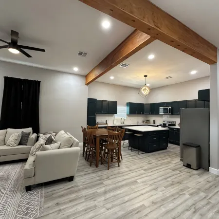 The Mustard Seed Cottage-Charming 3-BR Craftsman conveniently located downtown!