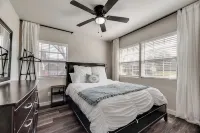 Walk to at&T Stadium & Globe Life! 3Br Home with Hot Tub & Backyard Oasis - 4-نجوم