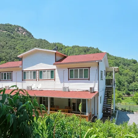 Jecheon Oksunbong Pension Отели рядом с достопримечательностью «Храм Чонбанса»