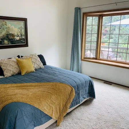 5 Bd, 4 BTH, A/C, New Mattresses, Hot Tub, Waterfalls, Walk to Town, Trails!