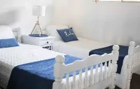 Steps from the water! Quiet, peaceful location. - Familien